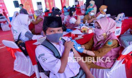 Menag Pastikan Vaksinasi Bagi Jutaan Santri Terus Bergulir