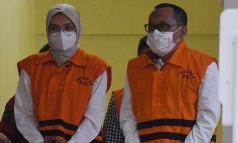 Bupati Probolinggo Dan Suami Jadi Tersangka Korupsi 1 Kursi Kades Ditarif Rp 20 Juta