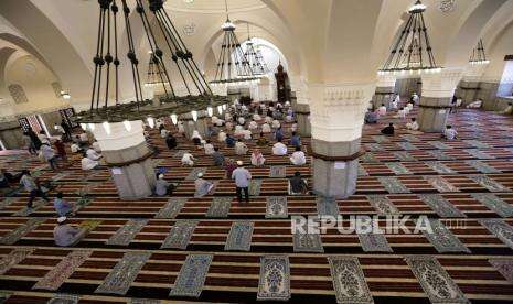 Arab Saudi Larang Buku Ekstremisme di Masjid