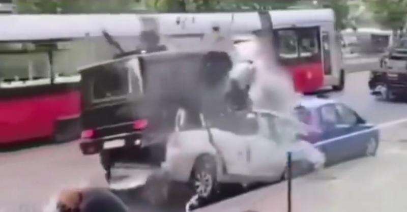 Viral, 2 Mobil Hancur Lebur Ditabrak Mercedes G-Class seperti Dilindas Tank