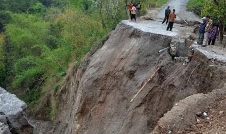 Warga Gotong Jenazah Hingga 15 Km karena Jalan Longsor