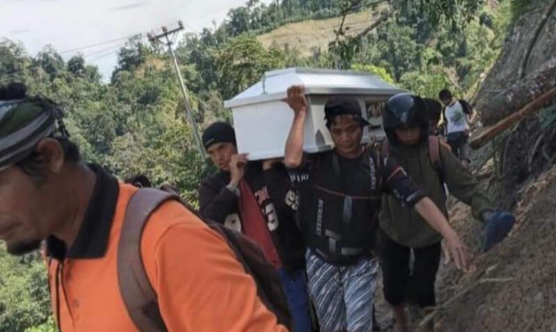 Terkendala Longsor, Warga Gotong Jenazah hingga 15 Kilometer