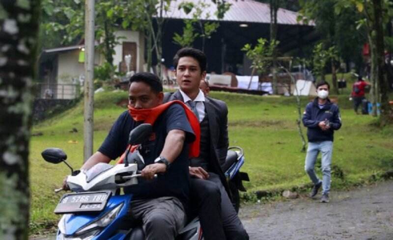 Gaya Para Pemain Buku Harian Seorang Istri Saat Naik Sepeda Motor di Lokasi Syuting