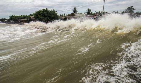 BPBD Banten Masih Waspada Gelombang Tinggi Pesisir Selatan