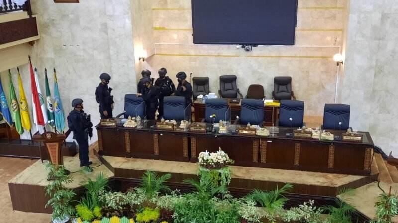 Jelang Pidato Perdana Gubernur Kalsel, Tim Gegana Satbrimob Sterilisasi Ruang Paripurna