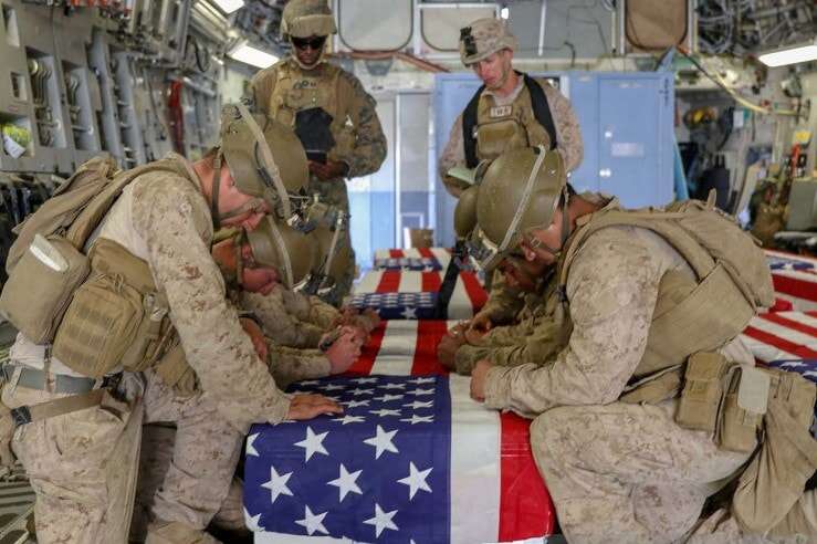 Pasukan AS Pergi, Pendukung Taliban Arak Peti Mati Berbendera Amerika
