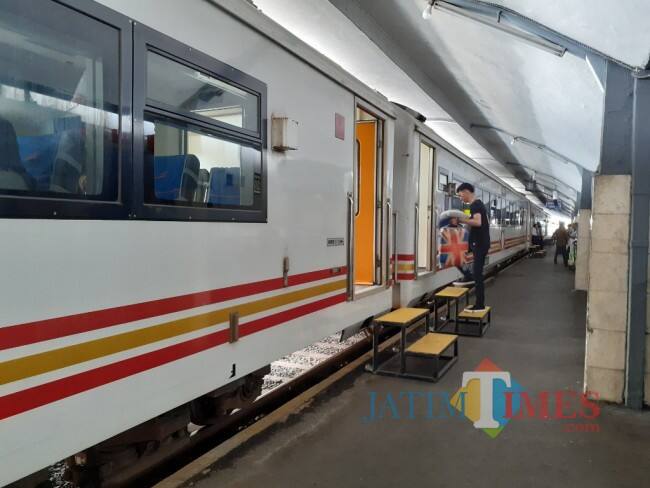 Beli Tiket di Loket, Penumpang KA Lokal Turut Dicek Pakai Aplikasi Peduli Lindungi