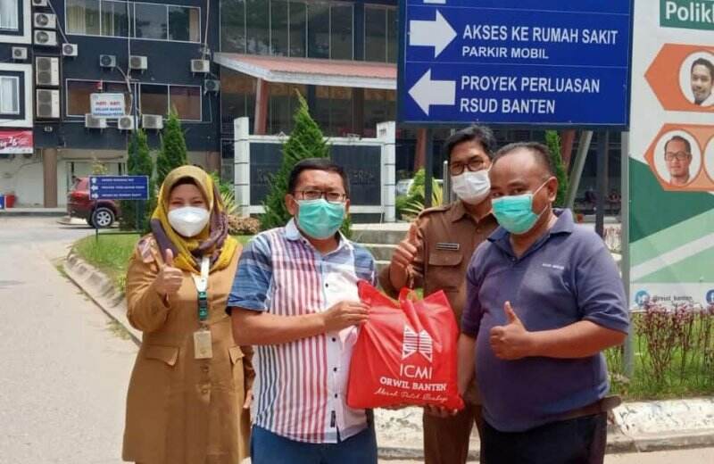 ICMI Orwil Banten Bagikan Sembako untuk Sopir Mobil Jenazah