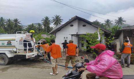 Relawan Rumah Zakat Action Turun Tangani Banjir Dolo Selatan