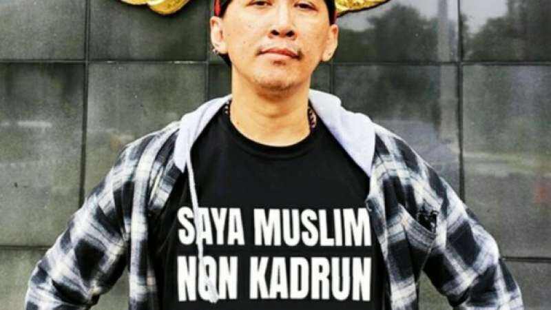 Sindir Anies Baswedan, Abu Janda Unggah Foto Gubernur DKI Balapan: Formula E Sudah Bergulir!