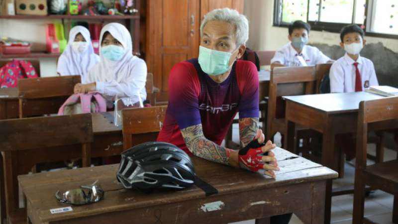 Cek Kembali PTM, Ganjar Nilai Anak-anak Mulai Terbiasa Kelas Bergiliran