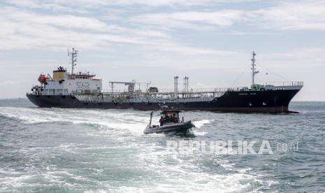 In Picture: TNI AL Tangkap Kapal Tanker MT Zodiac Star di Perairan Batam