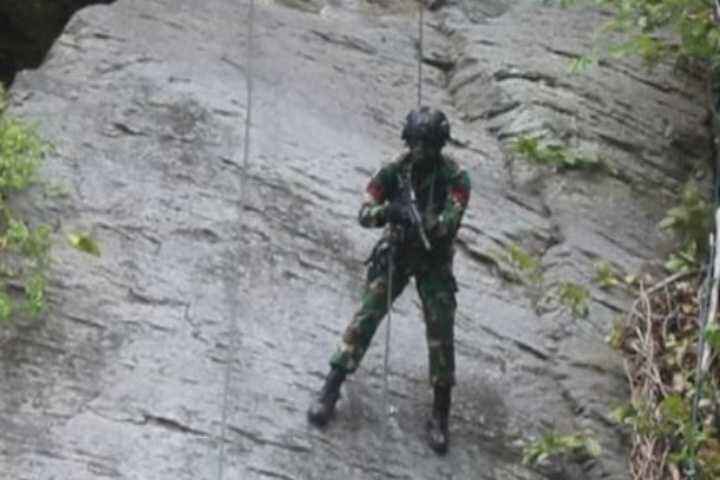 Latihan Pendaki Serbu Raider 509 Kostrad