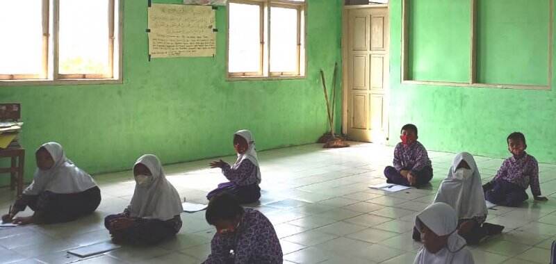 Semangat Siswa SD Cigelam 2, Belajar Tanpa Kursi dan Meja