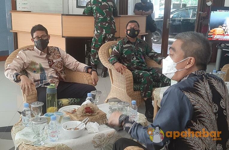 Tiba di Kalsel, Menteri Sandi Kenakan Sasirangan hingga Cicipi Ketupat Batumis