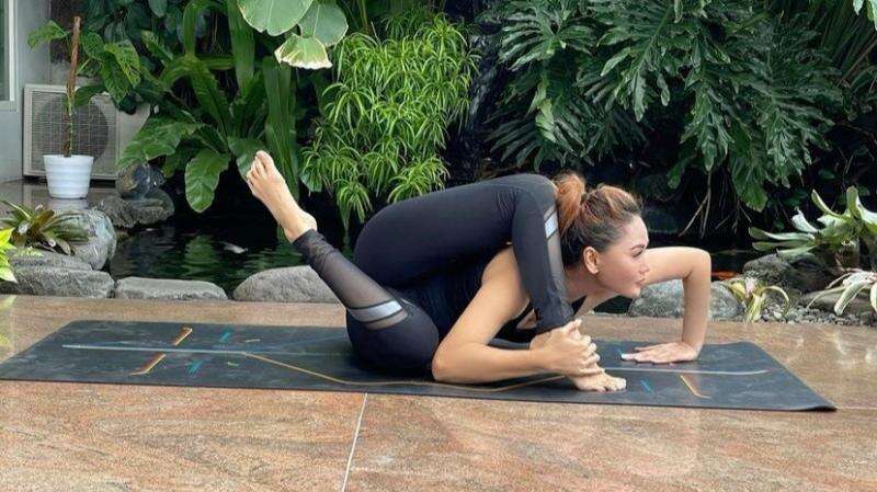 Inul Daratista Pamer Pose Yoga Meliuk-liuk, Netizen: Badan Kayak Nggak Ada Tulang