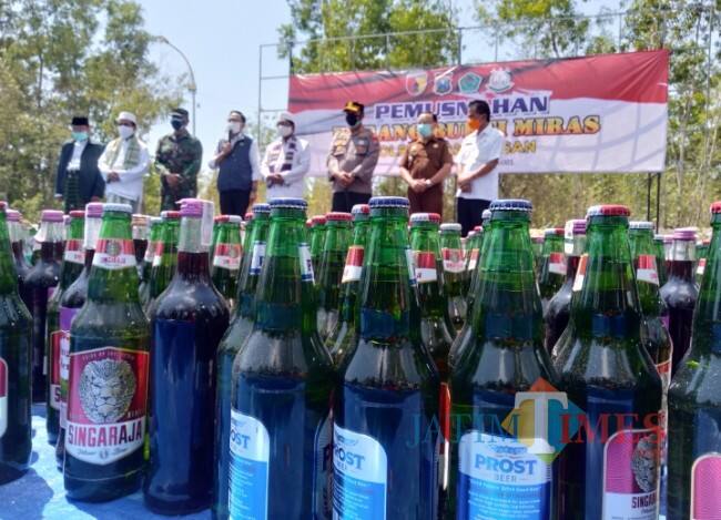 Polres Pamekasan Musnahkan 2,577 Botol Miras Hasil Operasi Penyakit Masyarakat