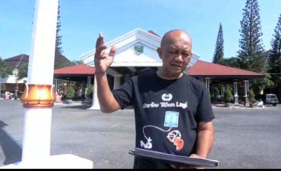 Di Kantor Bupati Indramayu Acep Syahril Lantunkan Puisi ‘Korupsi di Corona’