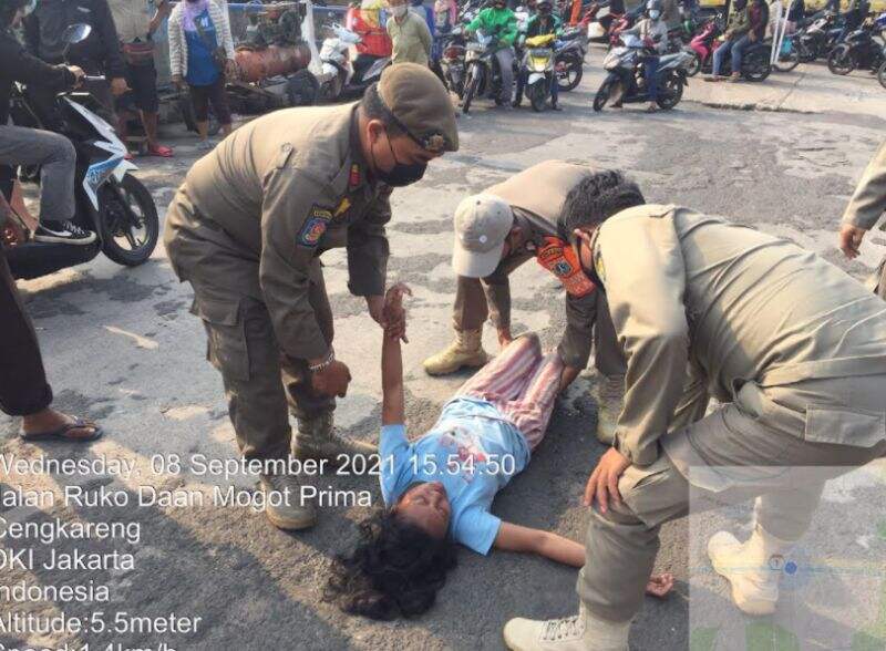 Diduga Depresi, Seorang Wanita Hendak Bunuh Diri di Daan Mogot