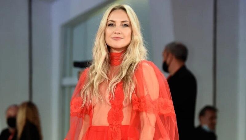 Seksinya Kate Hudson Pakai Gaun Transparan Tanpa Bra di Venice Film Festival 2021