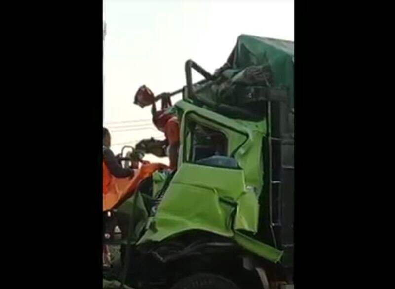Truk Tronton Tabrakan di Tol Tangerang Merak, Sopir Tewas Terjepit