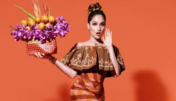 Colorful! Intip 3 Penampilan Cinta Laura Berbusana Khas Indonesia di Video Musik Markisa