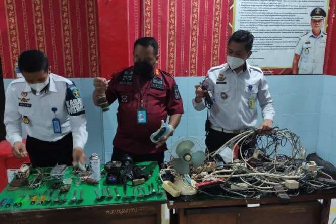 Petugas Lapas Sidoarjo Temukan Sambungan Kabel saat Razia