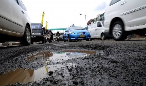 Warga AS Tanam Pohon Pisang di Tengah Jalan Berlubang