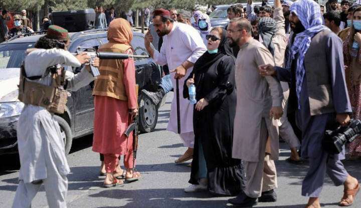 Duh! Pejuang Taliban Pakai Cambuk pada Demonstran Wanita Afghanistan
