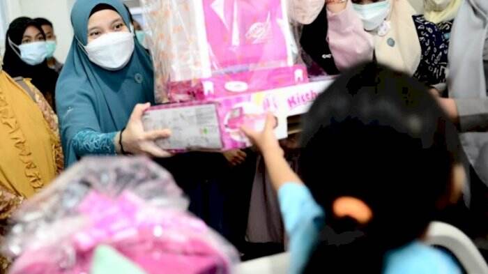 Mainan, Boneka, hingga Sepeda; Hadiah dari Istri Plt Gubernur Sulsel untuk Anak Korban Penganiayaan di Gowa