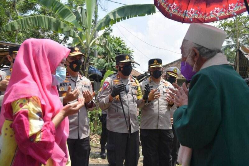 Kakorlantas Bareng Kyai Abuya Bagikan 2.000 Sembako ke Petani