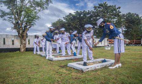 In Picture: Ziarah Taman Makam Pahlawan Jelang HUT TNI AL