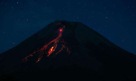 In Picture: Gunung Merapi Keluarkan Lava Pijar