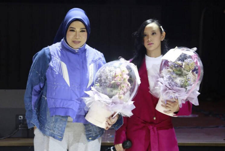 Tantangan Melly Goeslaw Bikin Lagu Cinta untuk Penyanyi 11 Tahun: Suara Dinda Masih Anak-anak Banget