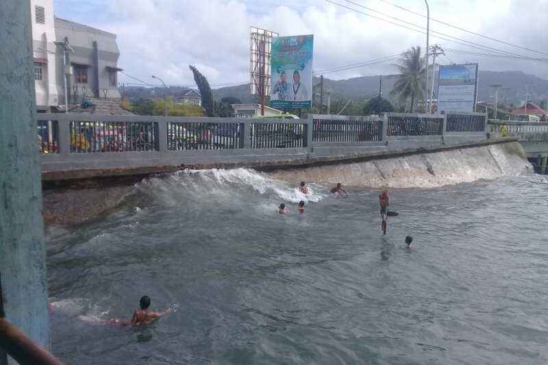 Hindari Bermain di Pantai dan Nelayan Jangan Melaut, BMKG: Waspadai Gelombang Tinggi Hingga 6 Meter