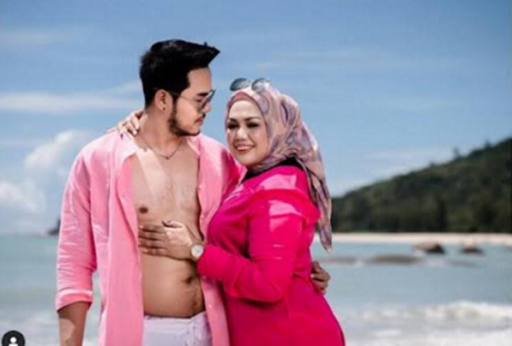 Elly Sugigi Rayakan Ulang Tahun Pernikahan Pertama dengan Aher, Tumben Tulisannya Rapi