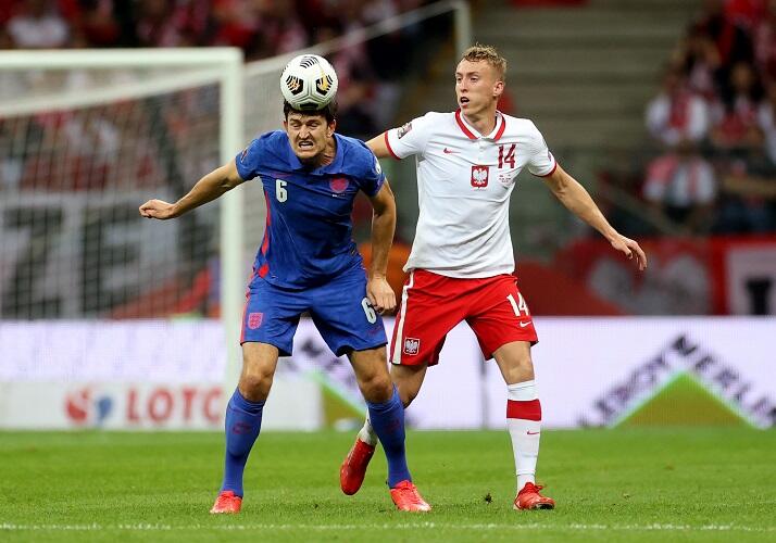 Maguire Bikin Lewandowski Mati Kutu, Fans MU: Itu Bek Terbaik Dunia