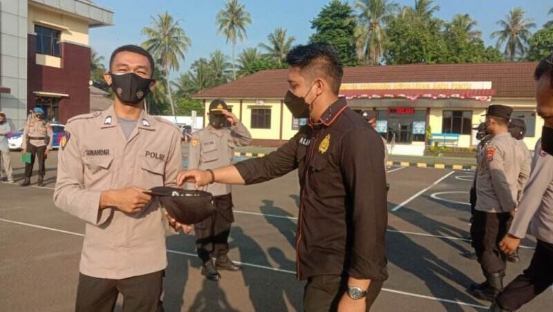 Anggota Polri di Pandeglang Kompak Keluarkan Isi Dompet untuk Beli Sembako