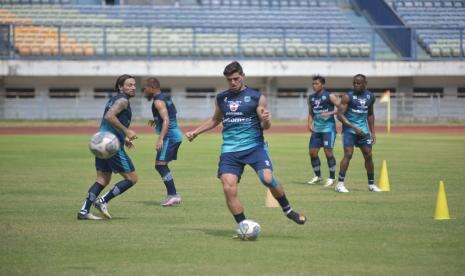 Alasan Persib Rilis Skuad Secara Berkala