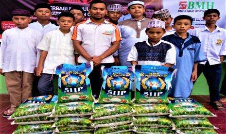 BMH Berikan Beras untuk Santri di Kalumata, Ternate
