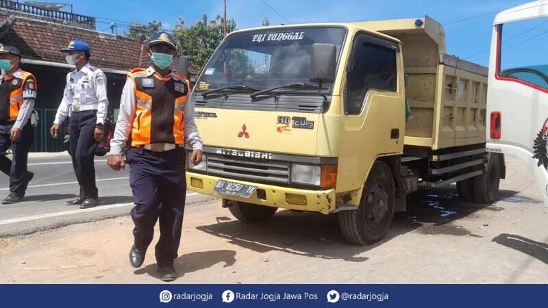 Amankan Truk Mengangkut Pasir Basah