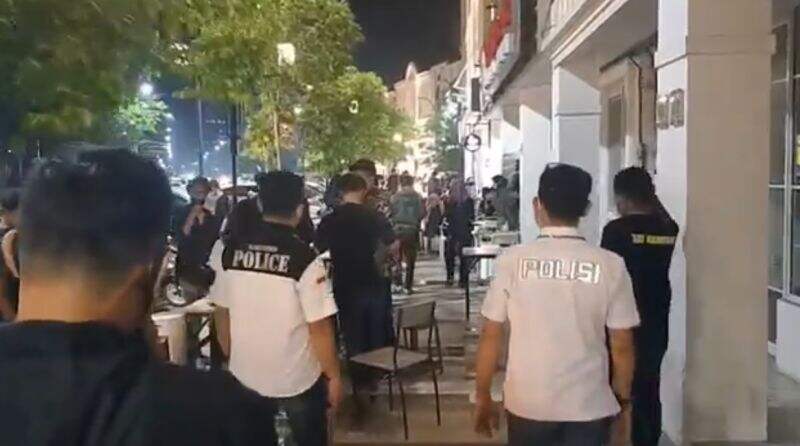 Langgar Prokes, Pengunjung Kafe di Bekasi Kocar-Kacir Dirazia Polisi