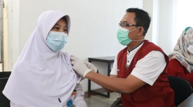Puskesmas Sindang Jaya Vaksinasi Pelajar dan Masyarakat