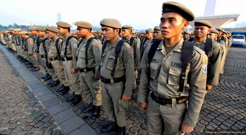 Satpol PP Bubarkan Kerumunan Pengunjung Sate Taichan Senayan