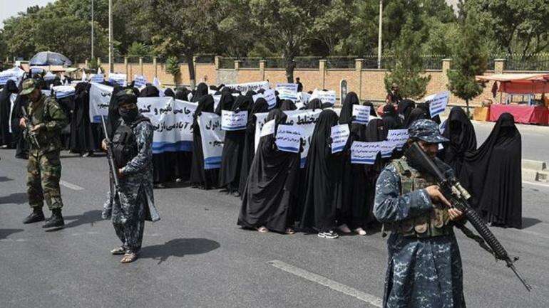 Muncul Demo Tandingan Dukung Taliban Bawa Bendera Dan Poster 300 Wanita Turun Ke Jalan