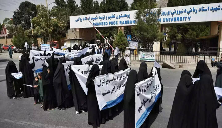 Wanita Bercadar Hitam Terang-terangan Dukung Taliban karena Alasan Ini