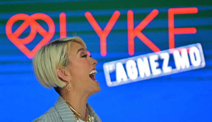 Agnez Mo Luncurkan Minuman Wine dengan Taburan Emas