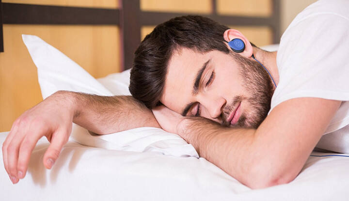 Sering Menggunakan Penutup Telinga Saat Tidur? Ini yang Harus Anda Perhatikan