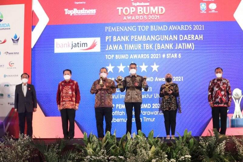 Gubernur Khofifah Terima TOP Pembina BUMD 2021