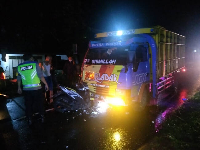 Motor Hantam Truk, Dua Pemuda Blitar Tewas di Jalan